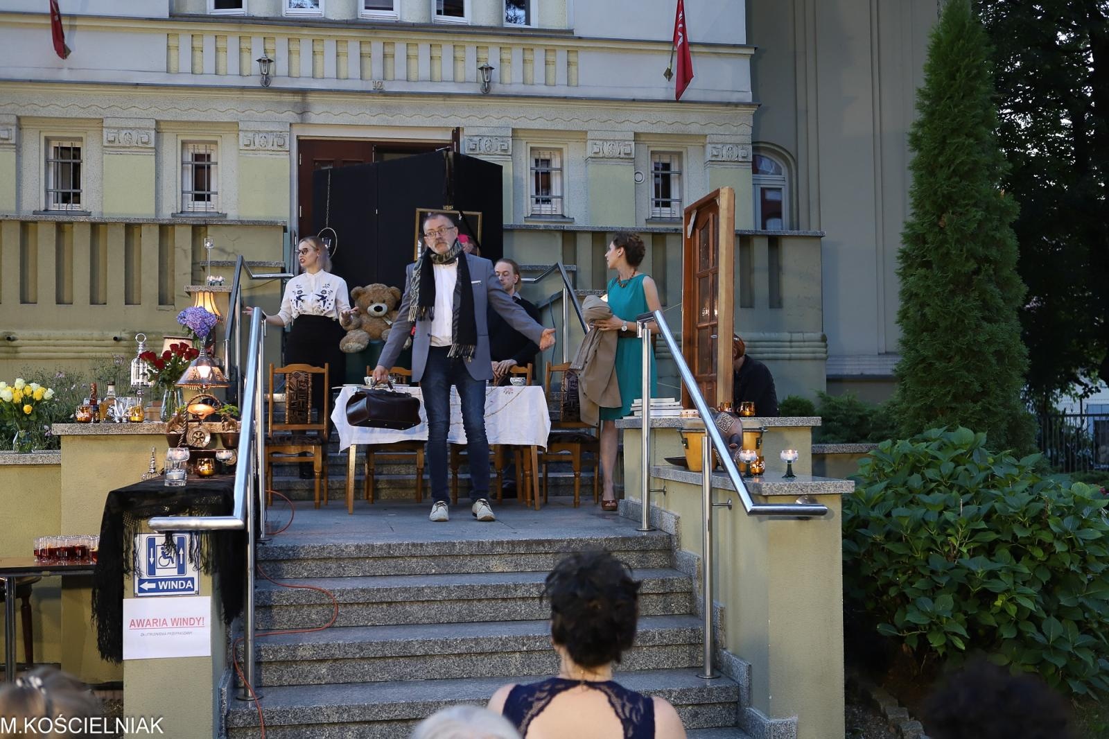 Zdjęcie w galerii na portalu naszraciborz.pl: Bóg mordu na bibliotecznych schodach wiadomości z regionu