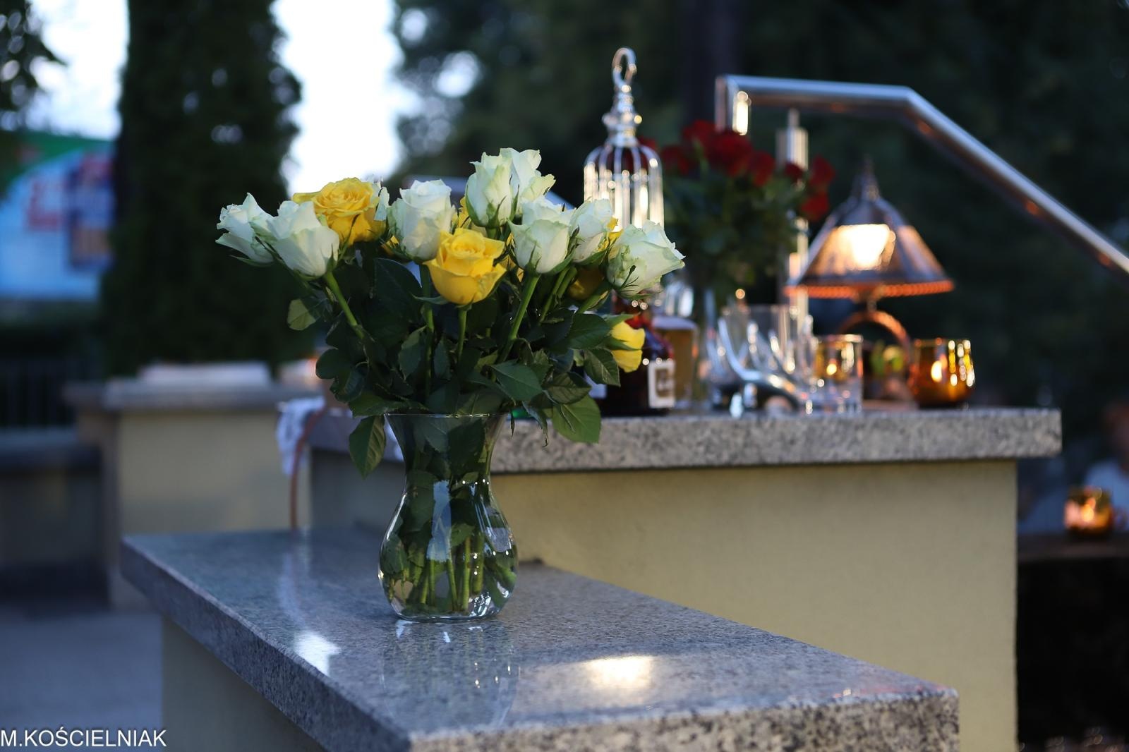 Zdjęcie w galerii na portalu naszraciborz.pl: Bóg mordu na bibliotecznych schodach wiadomości z regionu