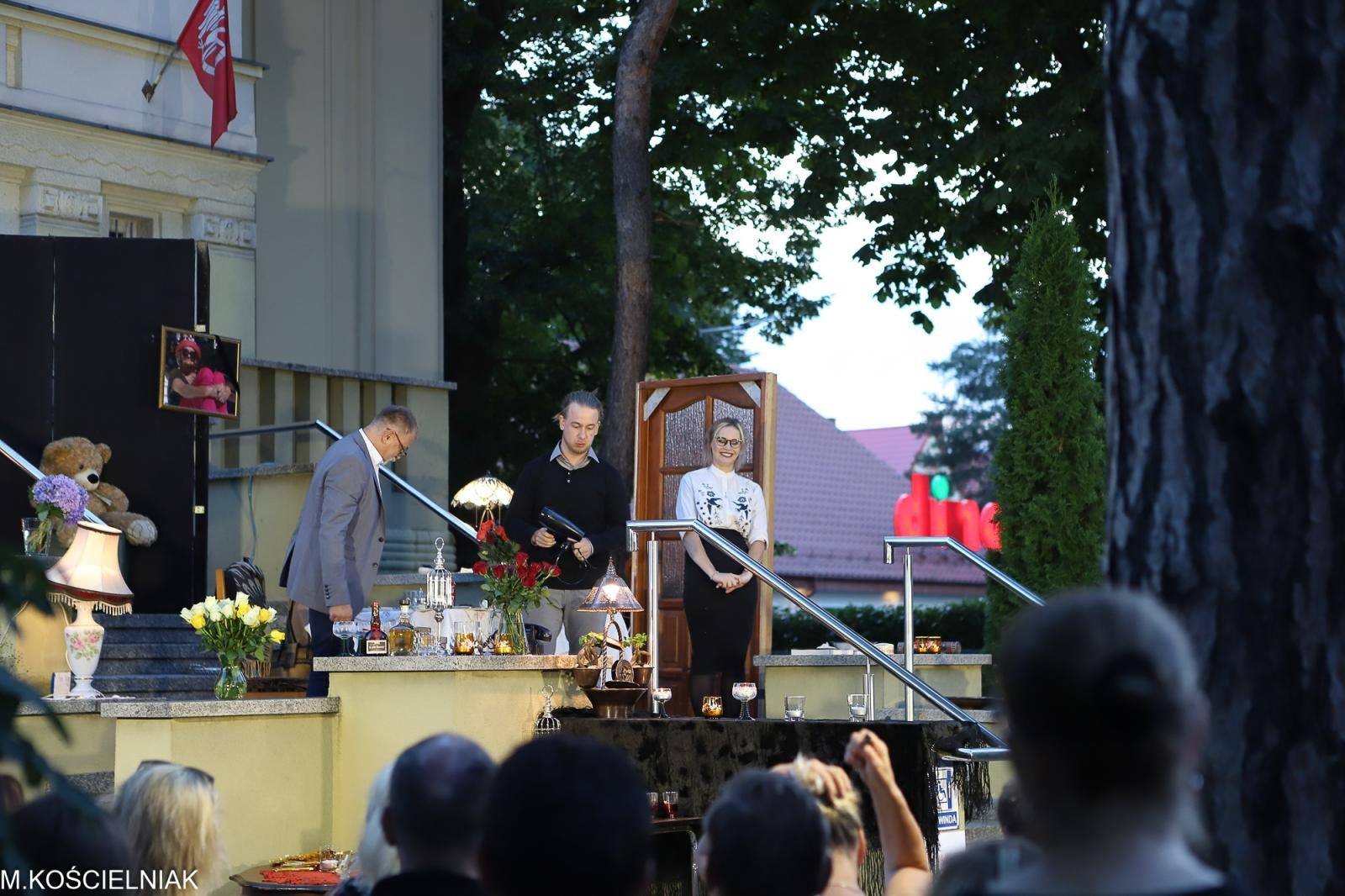 Zdjęcie w galerii na portalu naszraciborz.pl: Bóg mordu na bibliotecznych schodach wiadomości z regionu