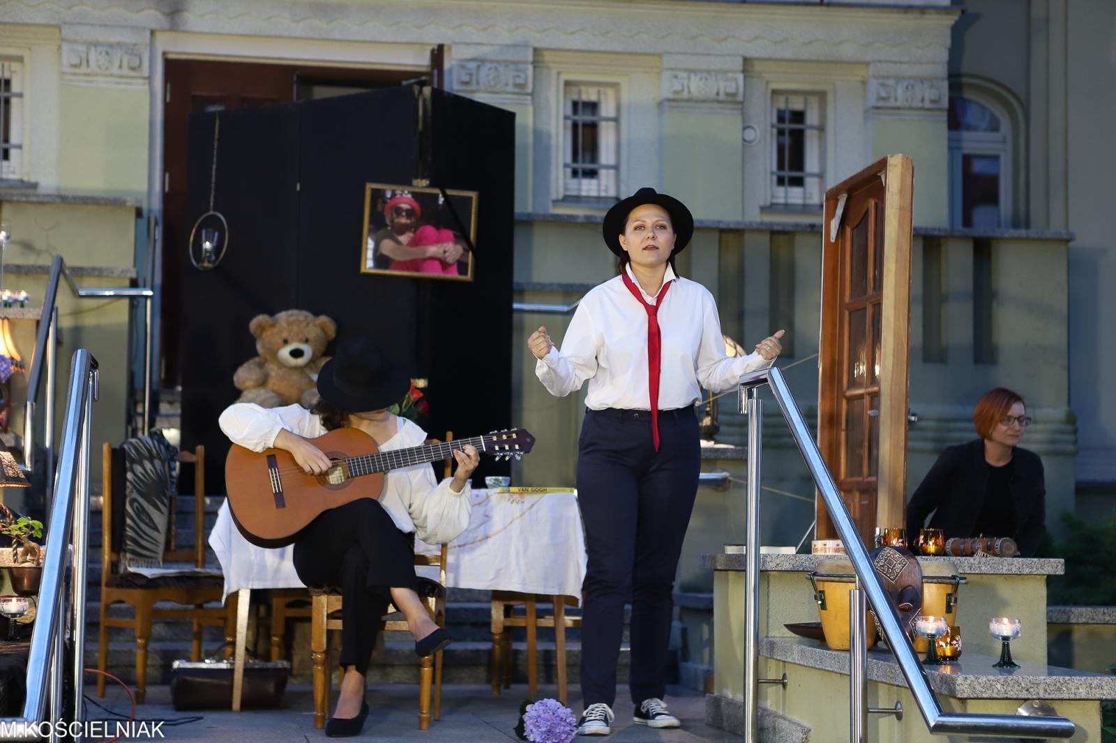 Zdjęcie w galerii na portalu naszraciborz.pl: Bóg mordu na bibliotecznych schodach wiadomości z regionu