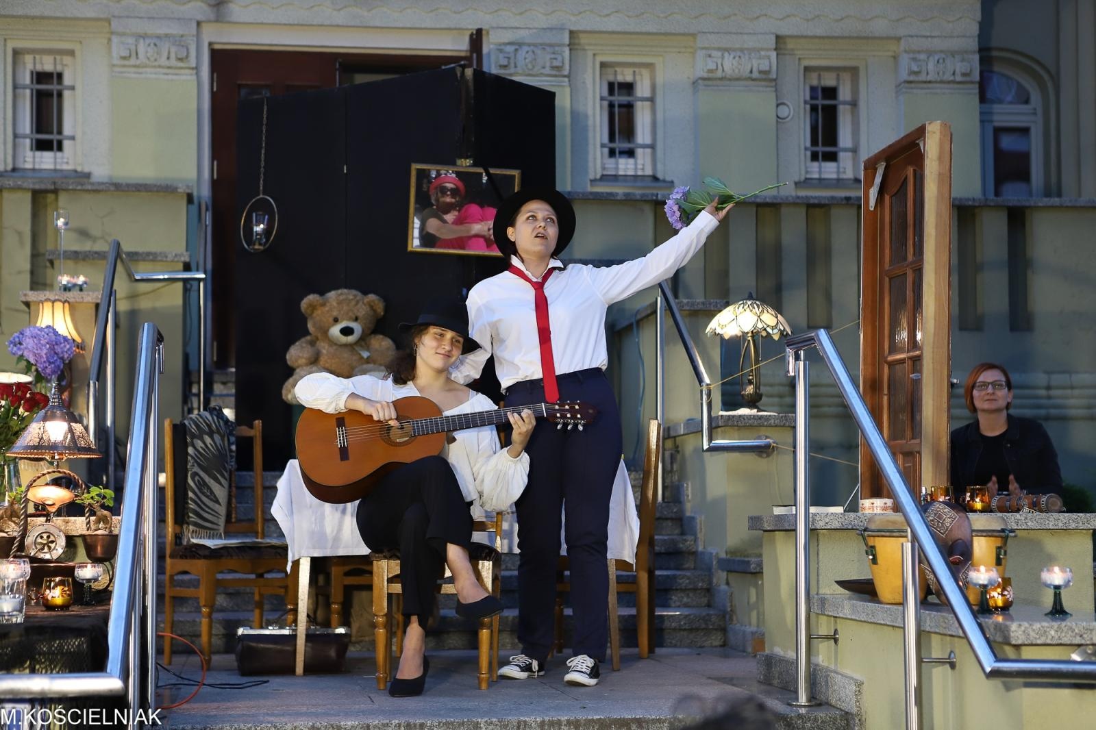 Zdjęcie w galerii na portalu naszraciborz.pl: Bóg mordu na bibliotecznych schodach wiadomości z regionu