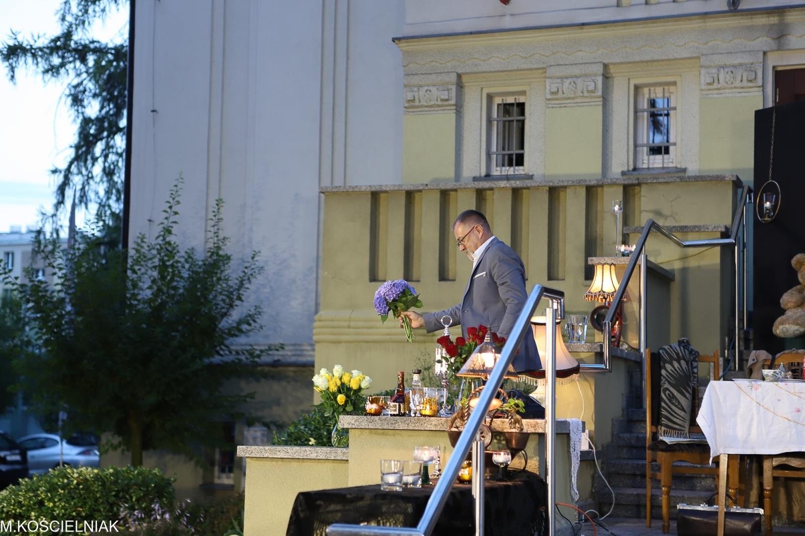 Zdjęcie w galerii na portalu naszraciborz.pl: Bóg mordu na bibliotecznych schodach wiadomości z regionu