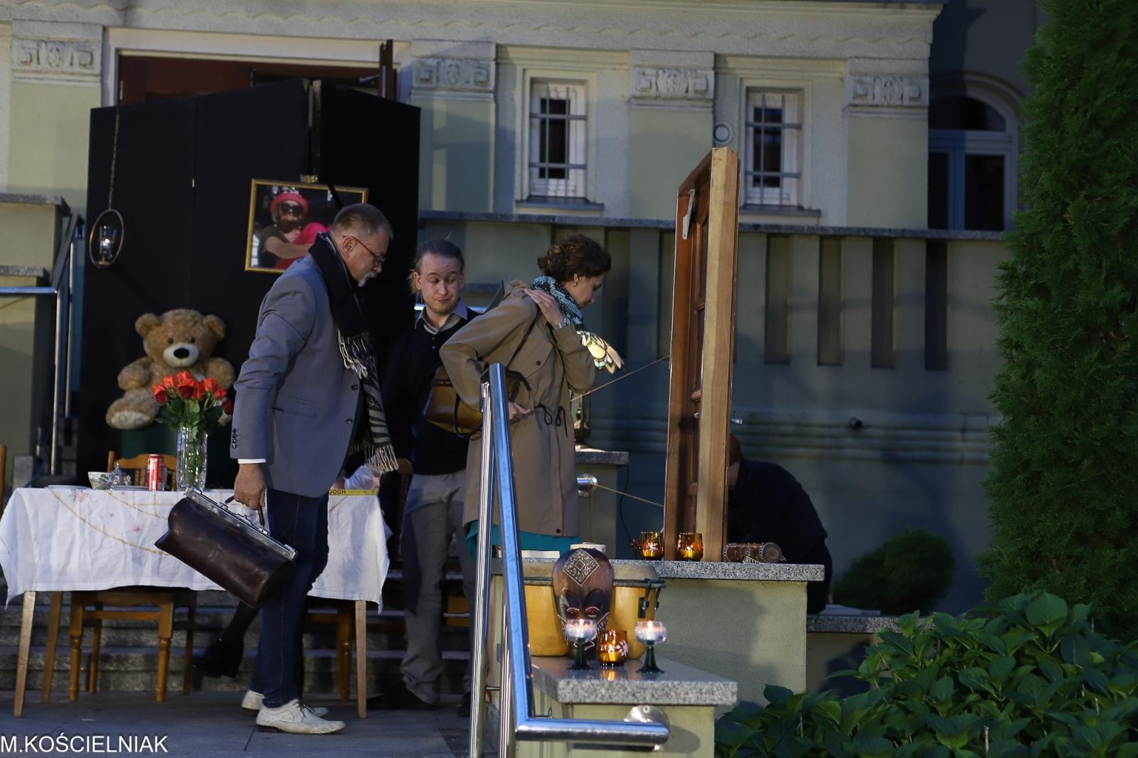Zdjęcie w galerii na portalu naszraciborz.pl: Bóg mordu na bibliotecznych schodach wiadomości z regionu