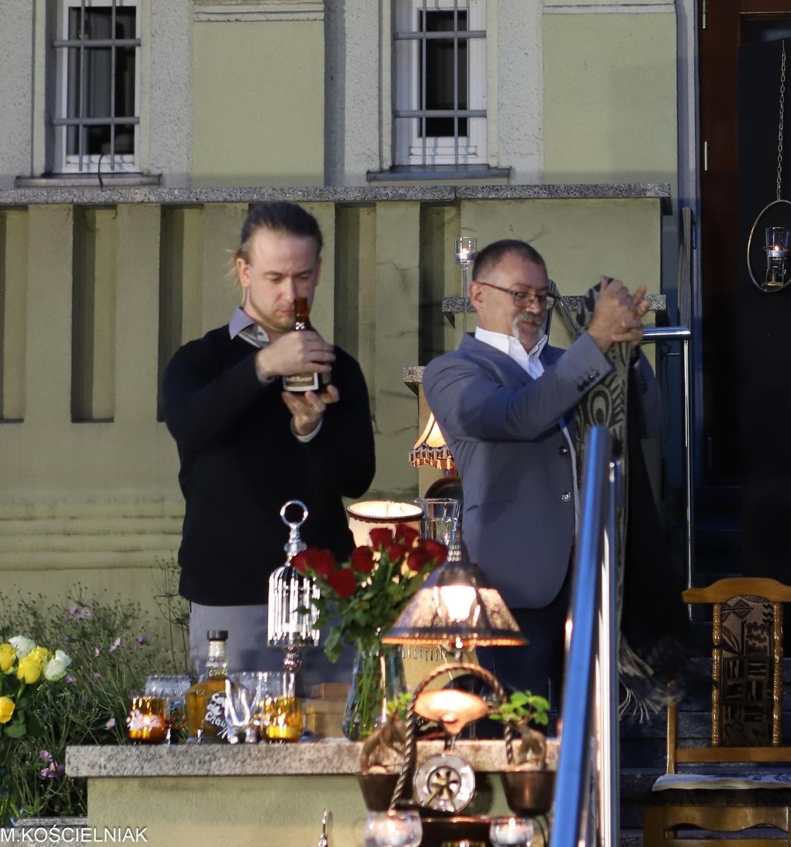 Zdjęcie w galerii na portalu naszraciborz.pl: Bóg mordu na bibliotecznych schodach wiadomości z regionu