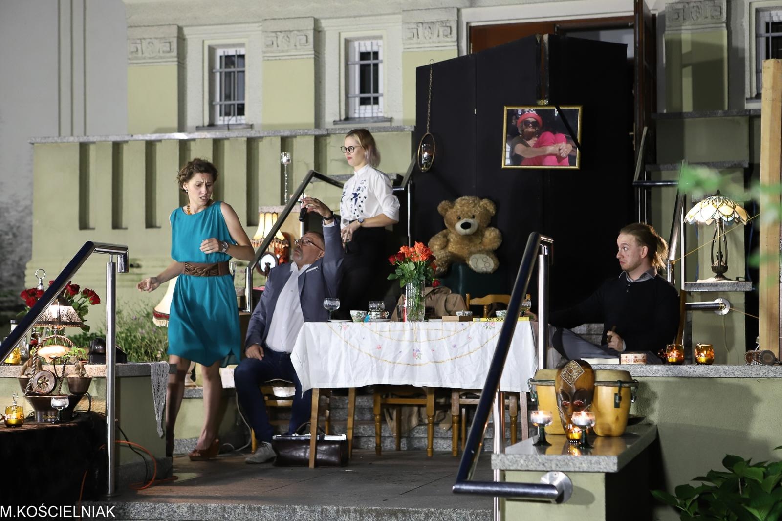 Zdjęcie w galerii na portalu naszraciborz.pl: Bóg mordu na bibliotecznych schodach wiadomości z regionu