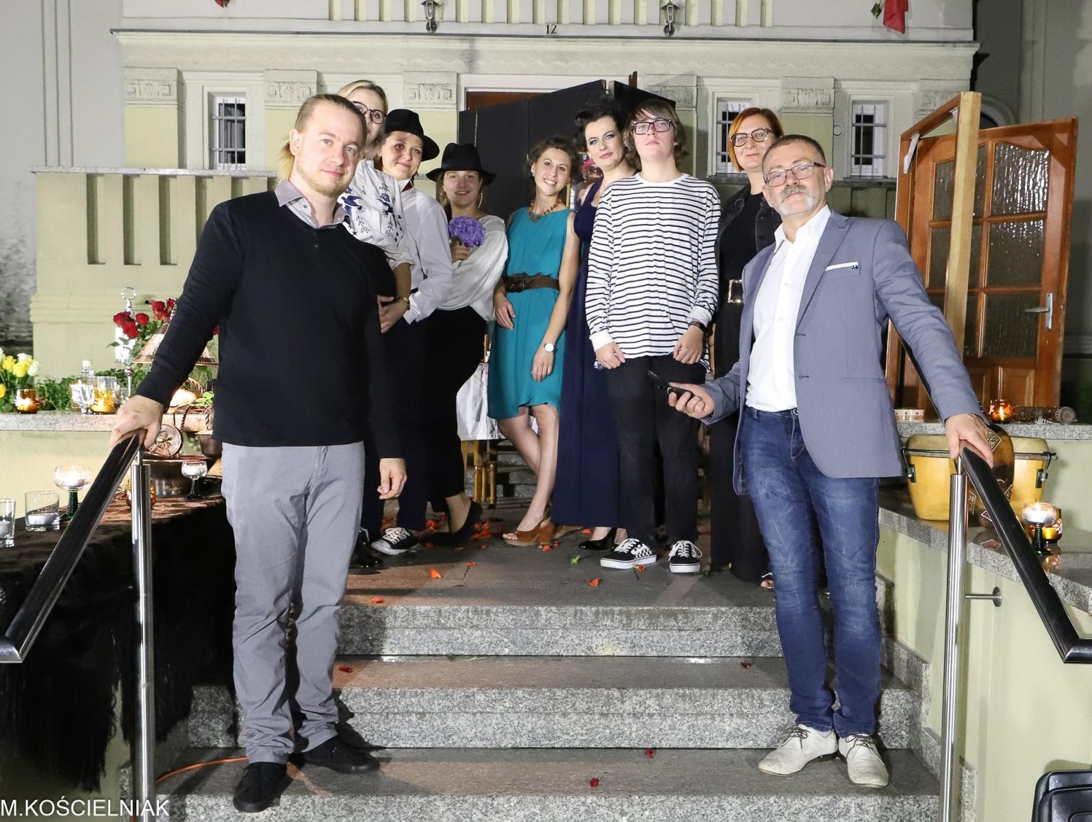 Zdjęcie w galerii na portalu naszraciborz.pl: Bóg mordu na bibliotecznych schodach wiadomości z regionu