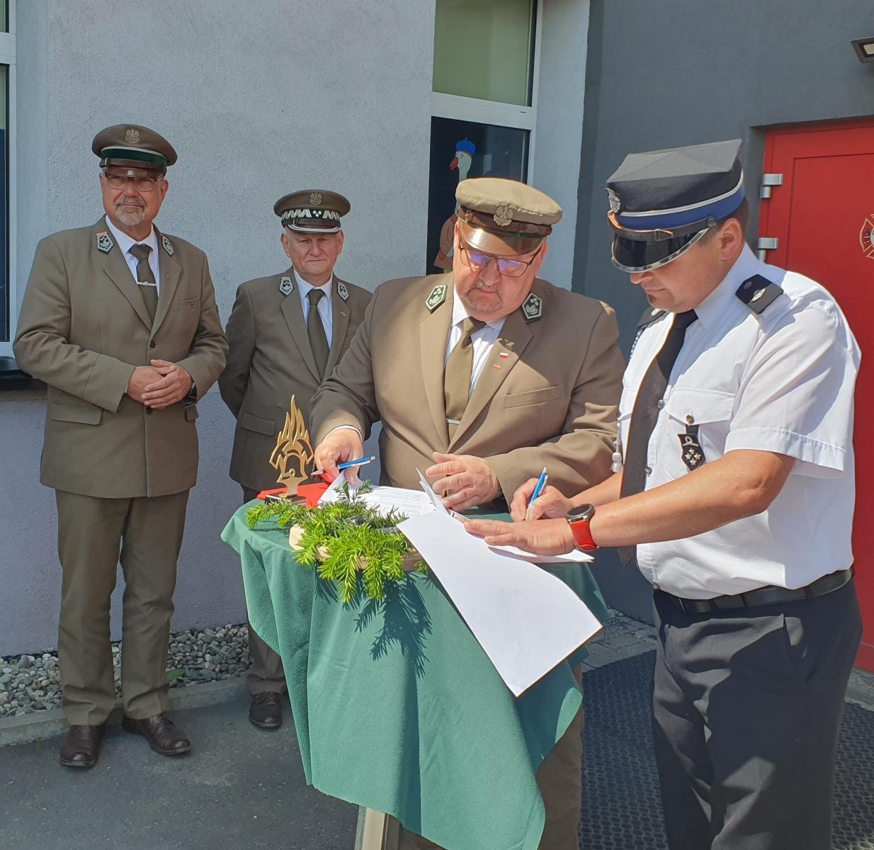 Zdjęcie w galerii na portalu naszraciborz.pl: Leśnicy wspierają strażaków wiadomości z regionu