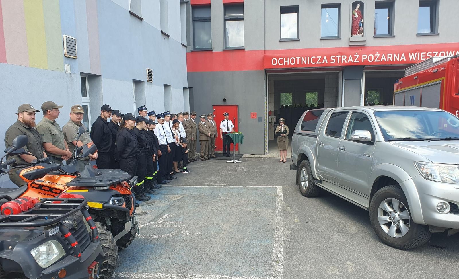 Zdjęcie w galerii na portalu naszraciborz.pl: Leśnicy wspierają strażaków wiadomości z regionu