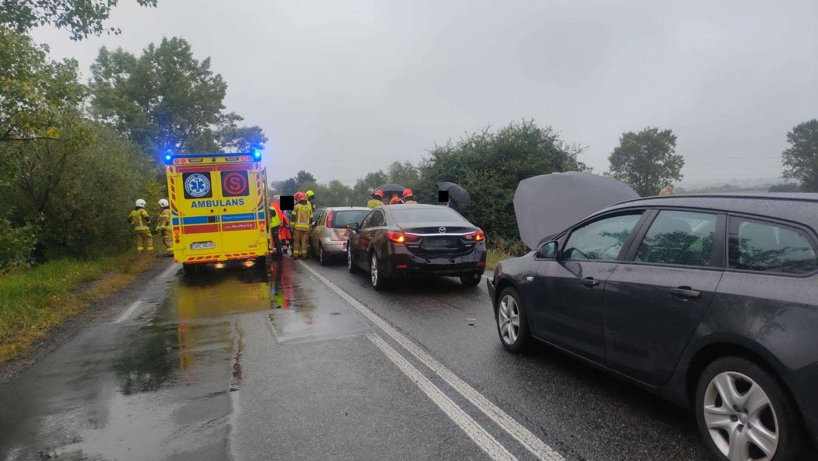 Zdjęcie w galerii na portalu naszraciborz.pl: Zderzenie czterech pojazdów przy moście na Uldze [FOTO] wiadomości z regionu