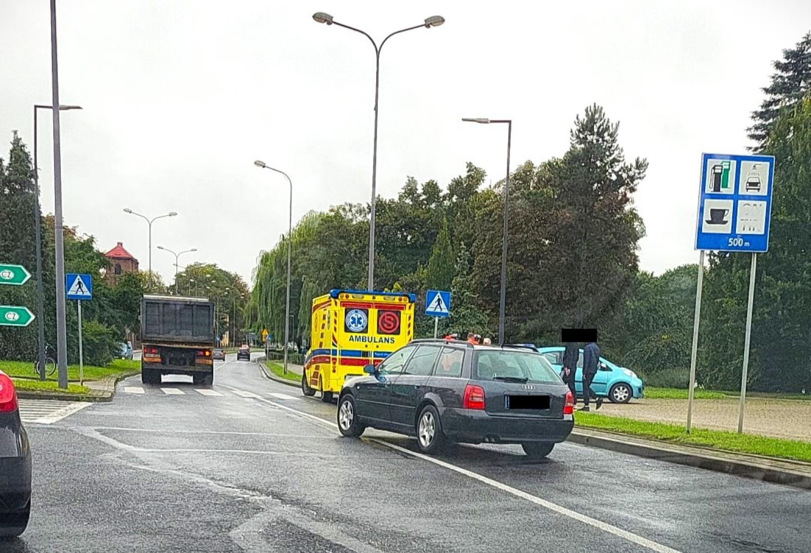 Zdjęcie w galerii na portalu naszraciborz.pl: Rowerzysta wjechał wprost pod peugeota wiadomości z regionu