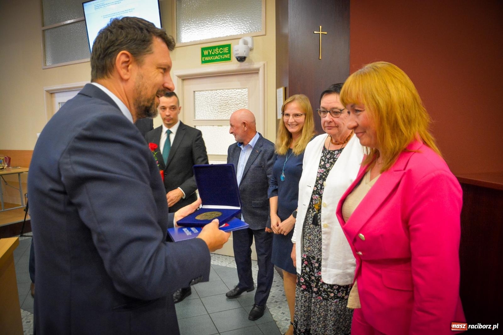 Zdjęcie w galerii na portalu naszraciborz.pl: Przedstawiciele stowarzyszenia Tęcza odebrali Medal Honorowy Miasta Raciborza wiadomości z regionu