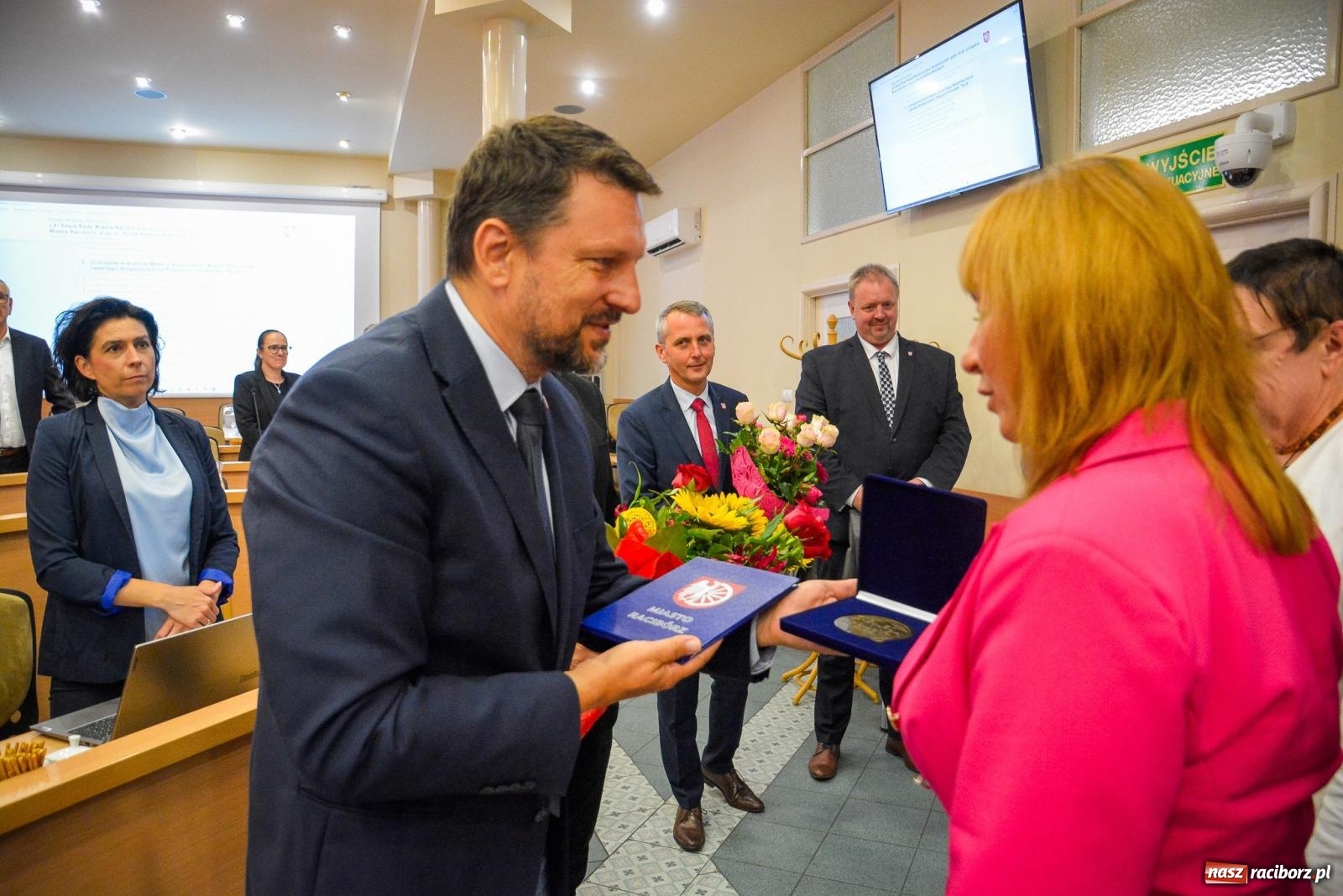 Zdjęcie w galerii na portalu naszraciborz.pl: Przedstawiciele stowarzyszenia Tęcza odebrali Medal Honorowy Miasta Raciborza wiadomości z regionu