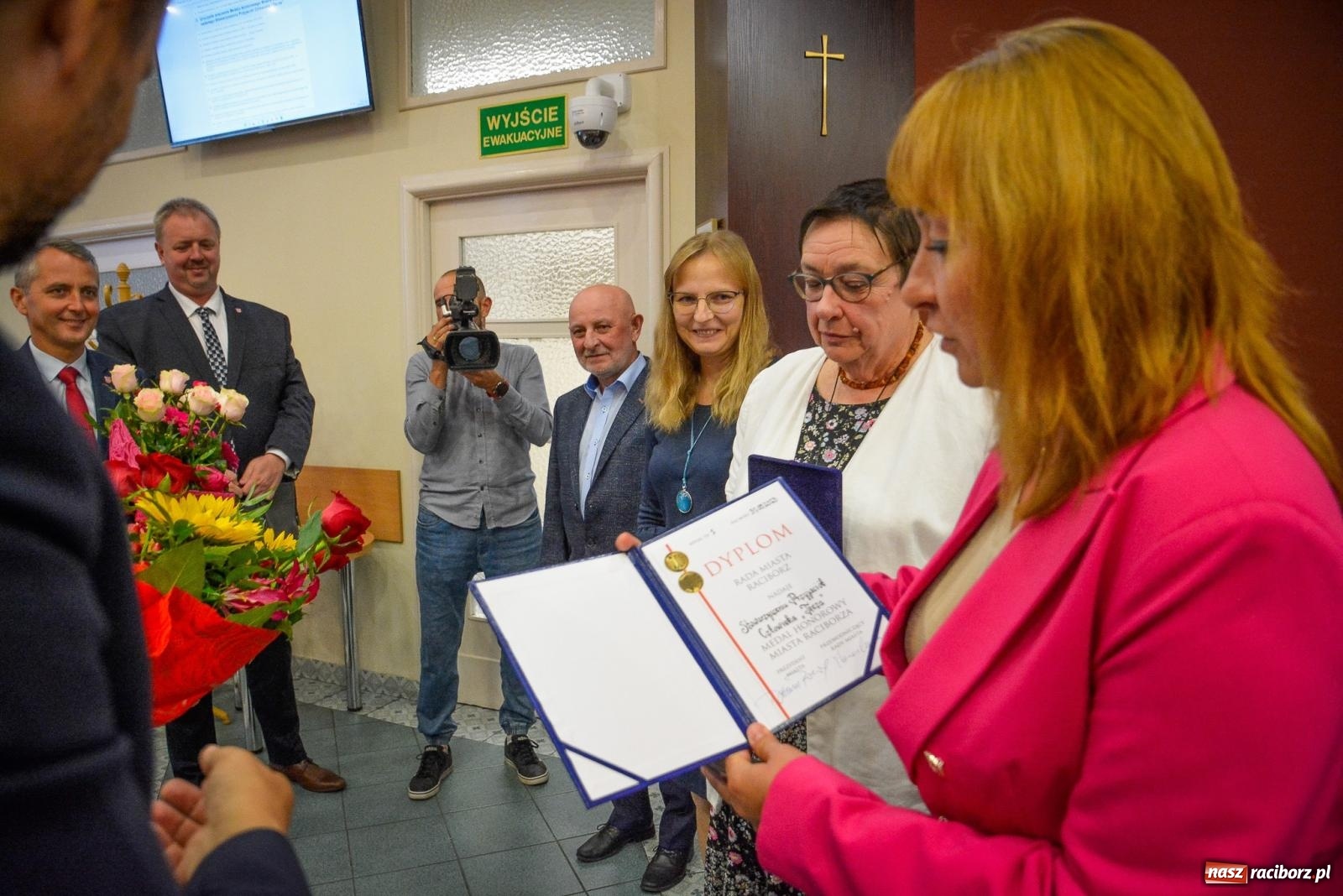 Zdjęcie w galerii na portalu naszraciborz.pl: Przedstawiciele stowarzyszenia Tęcza odebrali Medal Honorowy Miasta Raciborza wiadomości z regionu