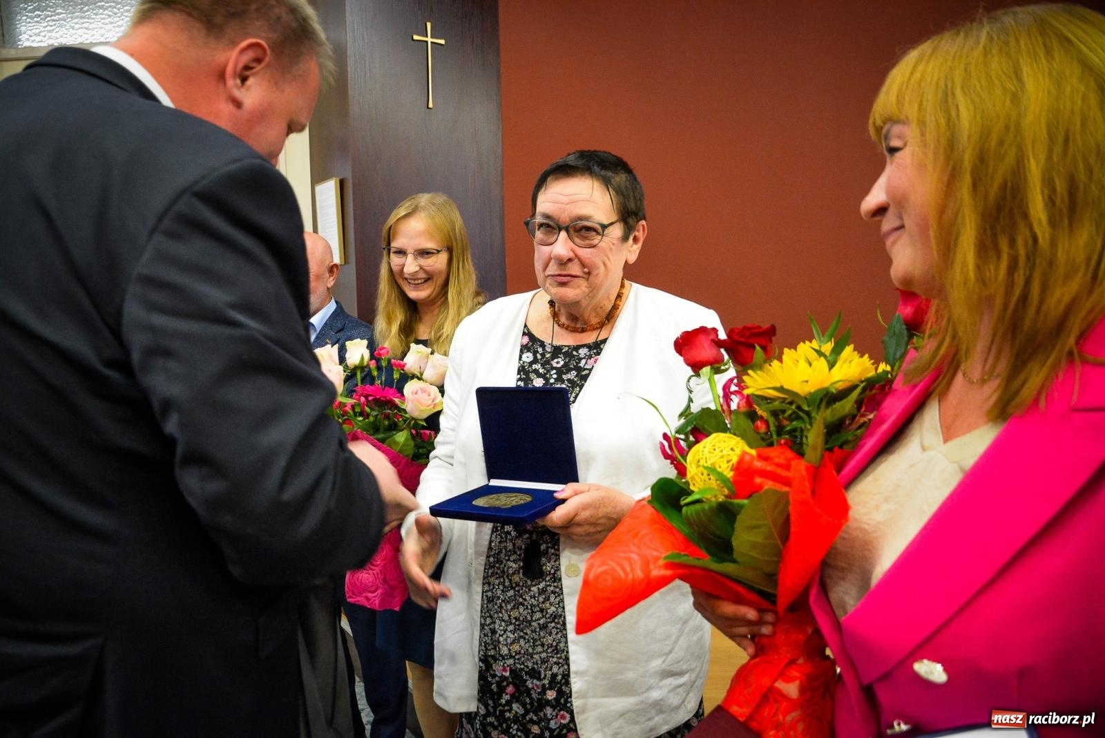 Zdjęcie w galerii na portalu naszraciborz.pl: Przedstawiciele stowarzyszenia Tęcza odebrali Medal Honorowy Miasta Raciborza wiadomości z regionu