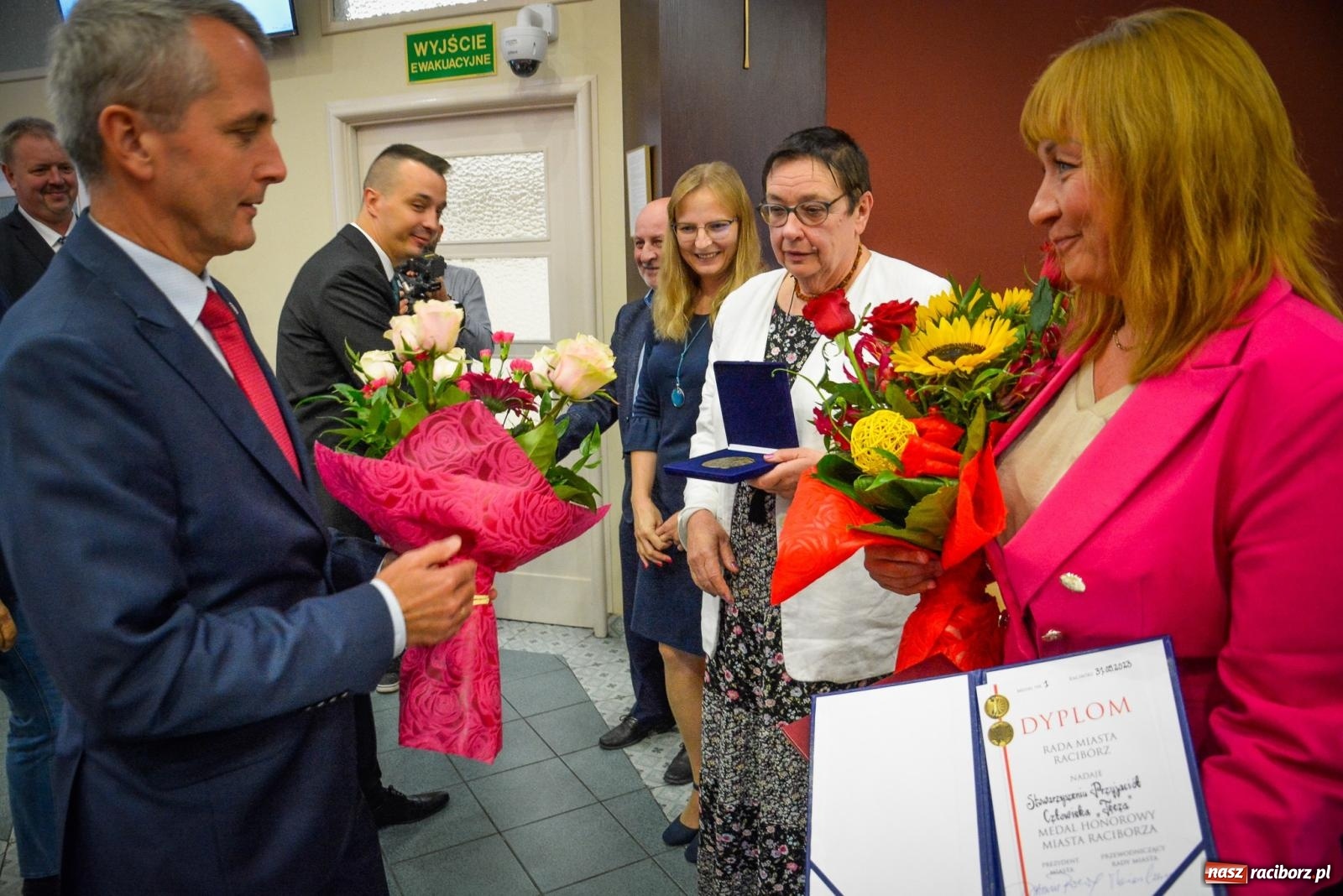 Zdjęcie w galerii na portalu naszraciborz.pl: Przedstawiciele stowarzyszenia Tęcza odebrali Medal Honorowy Miasta Raciborza wiadomości z regionu