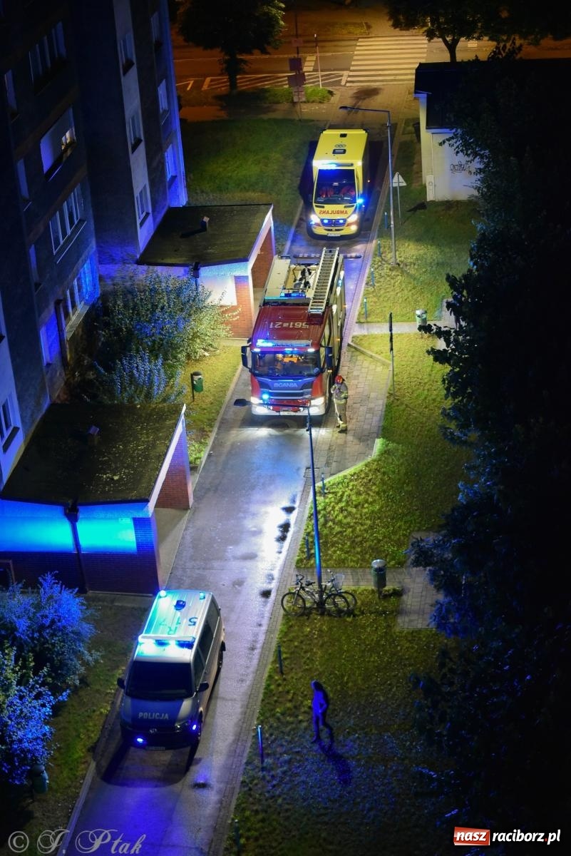 Zdjęcie w galerii na portalu naszraciborz.pl: Raport 998. Akcja służb przy Katowickiej. Kobieta trafiła do szpitala wiadomości z regionu