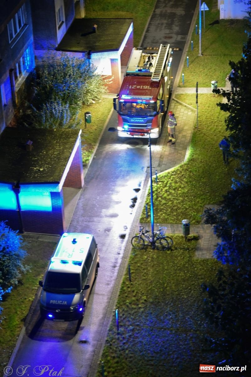 Zdjęcie w galerii na portalu naszraciborz.pl: Raport 998. Akcja służb przy Katowickiej. Kobieta trafiła do szpitala wiadomości z regionu