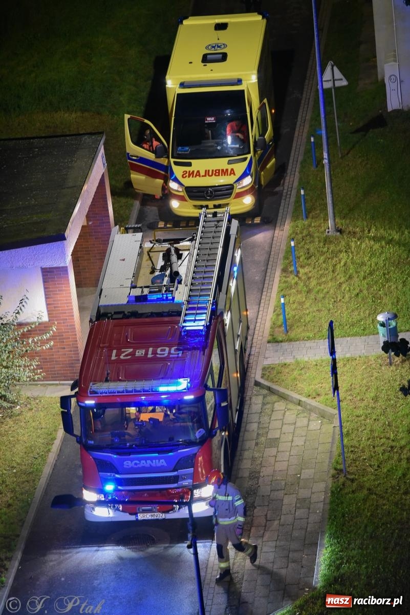 Zdjęcie w galerii na portalu naszraciborz.pl: Raport 998. Akcja służb przy Katowickiej. Kobieta trafiła do szpitala wiadomości z regionu