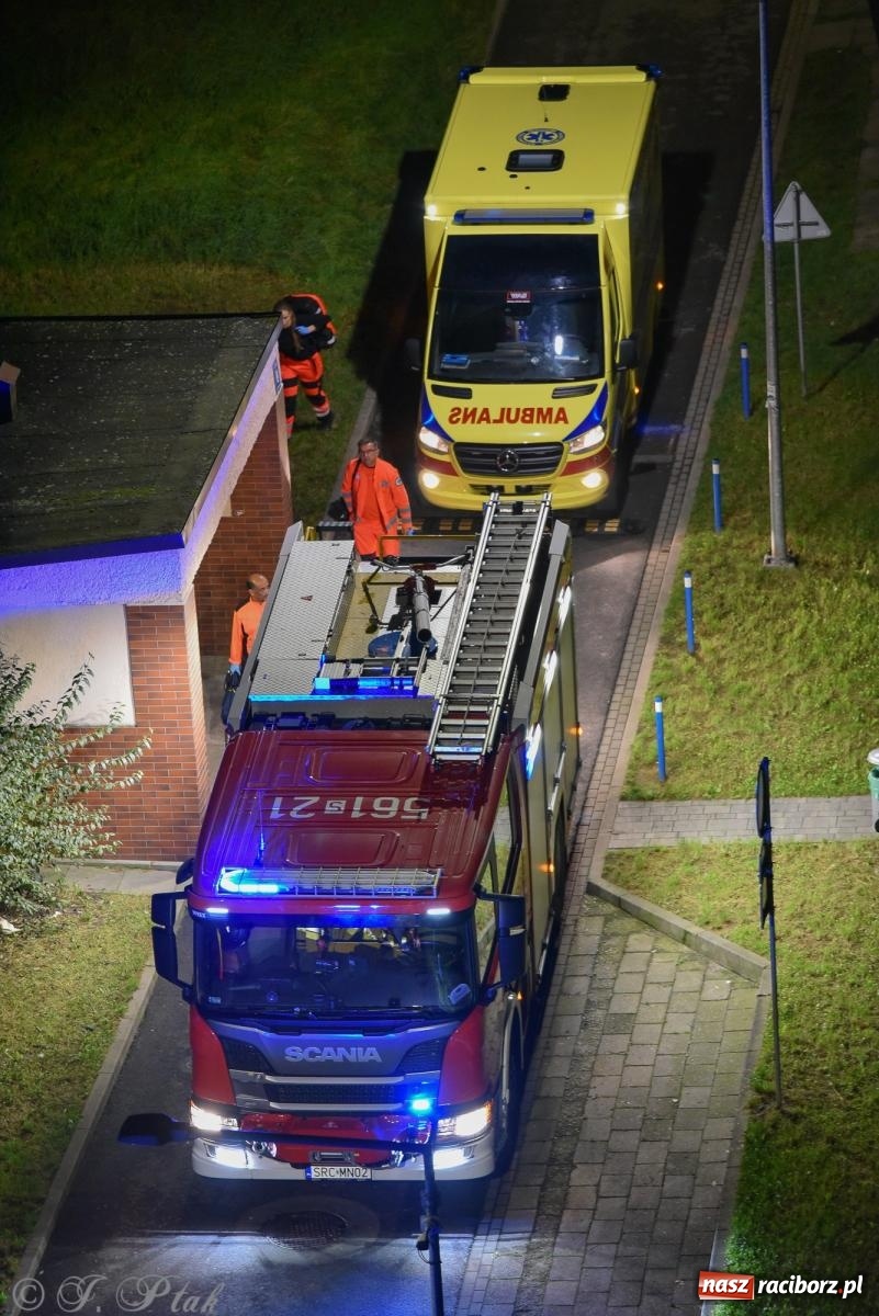 Zdjęcie w galerii na portalu naszraciborz.pl: Raport 998. Akcja służb przy Katowickiej. Kobieta trafiła do szpitala wiadomości z regionu