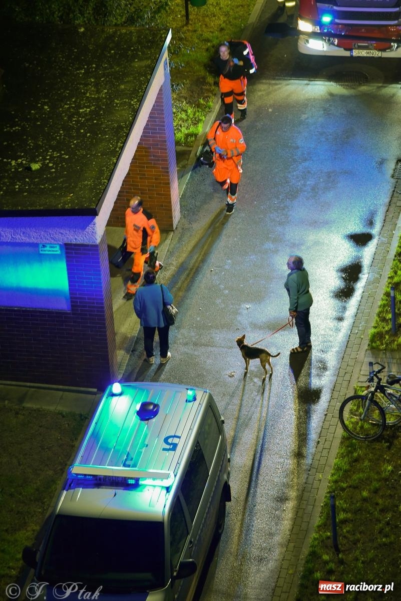 Zdjęcie w galerii na portalu naszraciborz.pl: Raport 998. Akcja służb przy Katowickiej. Kobieta trafiła do szpitala wiadomości z regionu