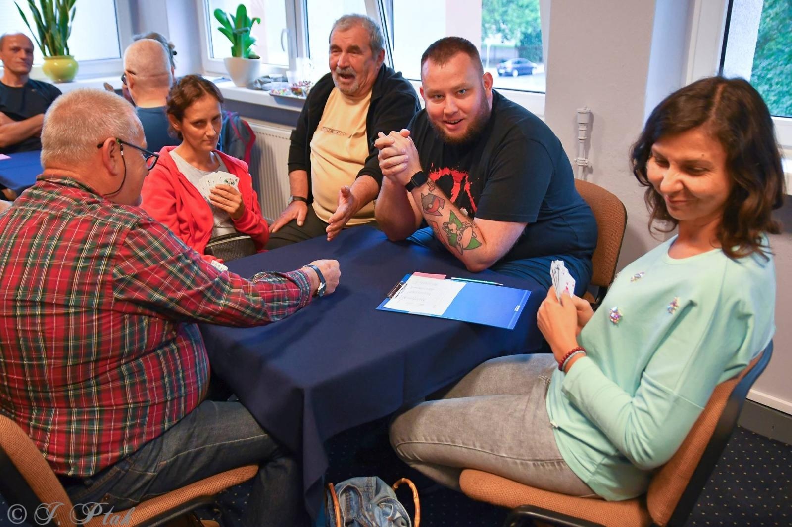 Zdjęcie w galerii na portalu naszraciborz.pl: W PCS-ie wyłonili mistrza gry w tysiąca wiadomości z regionu