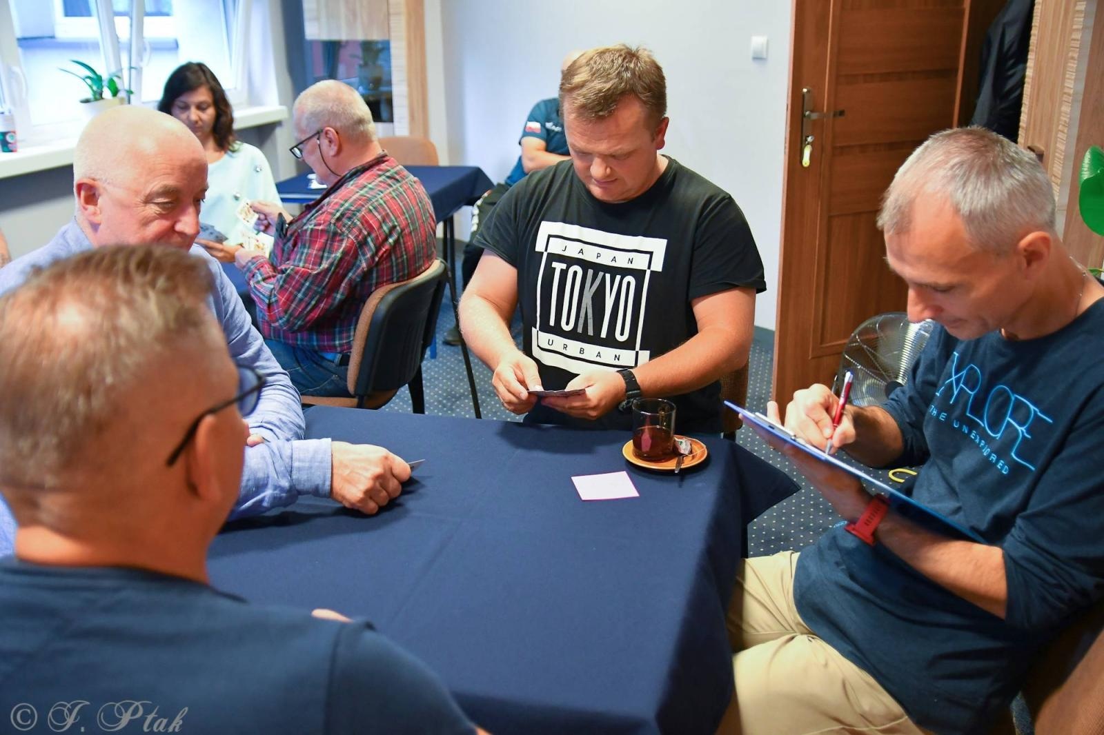 Zdjęcie w galerii na portalu naszraciborz.pl: W PCS-ie wyłonili mistrza gry w tysiąca wiadomości z regionu