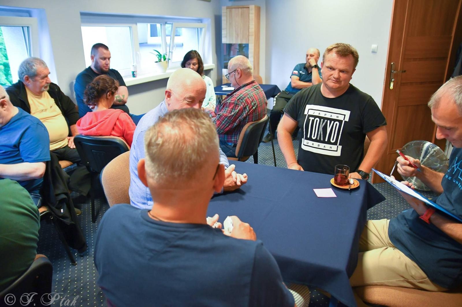 Zdjęcie w galerii na portalu naszraciborz.pl: W PCS-ie wyłonili mistrza gry w tysiąca wiadomości z regionu