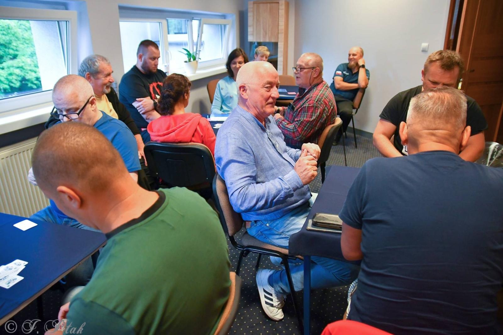 Zdjęcie w galerii na portalu naszraciborz.pl: W PCS-ie wyłonili mistrza gry w tysiąca wiadomości z regionu