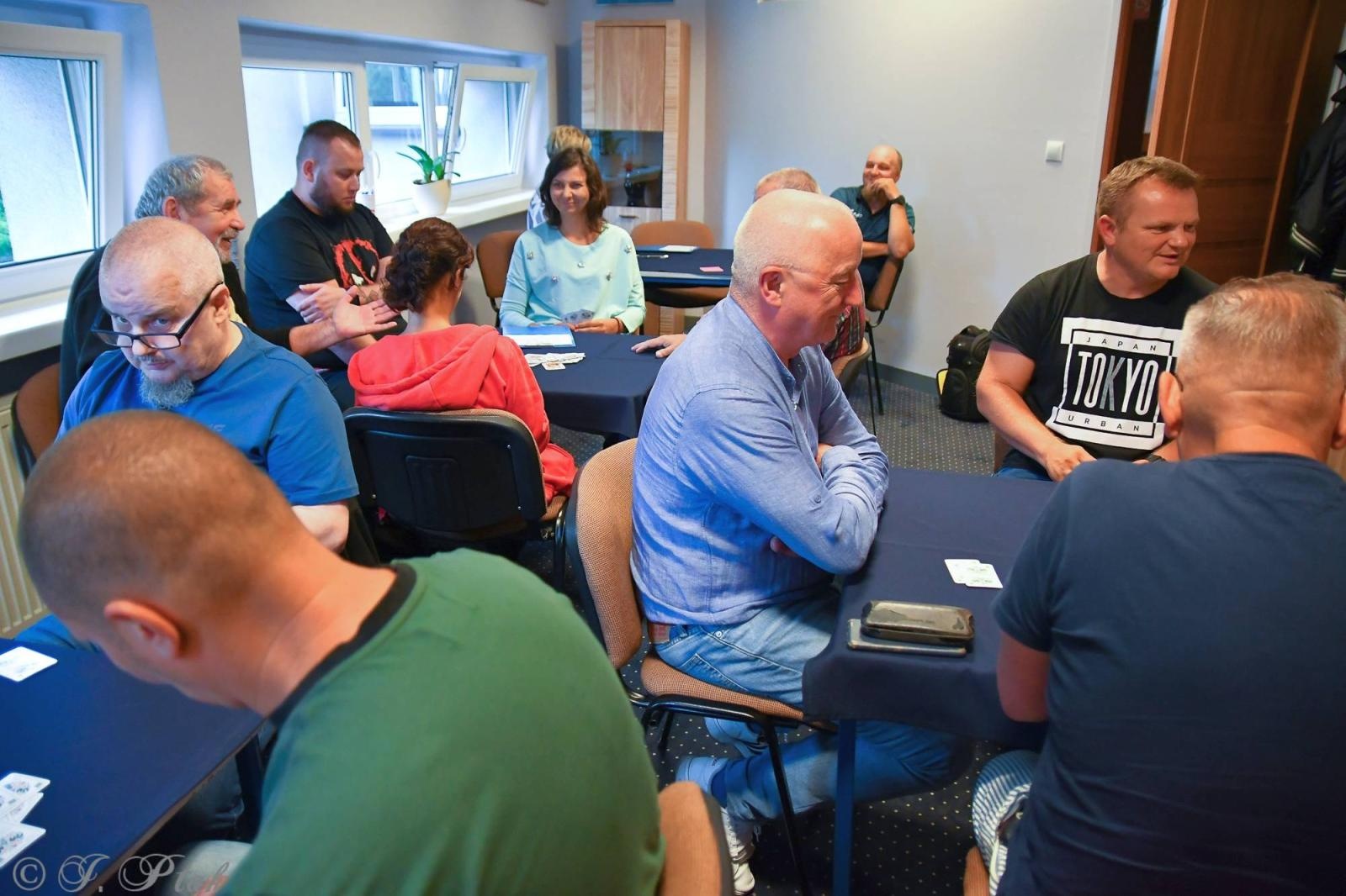 Zdjęcie w galerii na portalu naszraciborz.pl: W PCS-ie wyłonili mistrza gry w tysiąca wiadomości z regionu