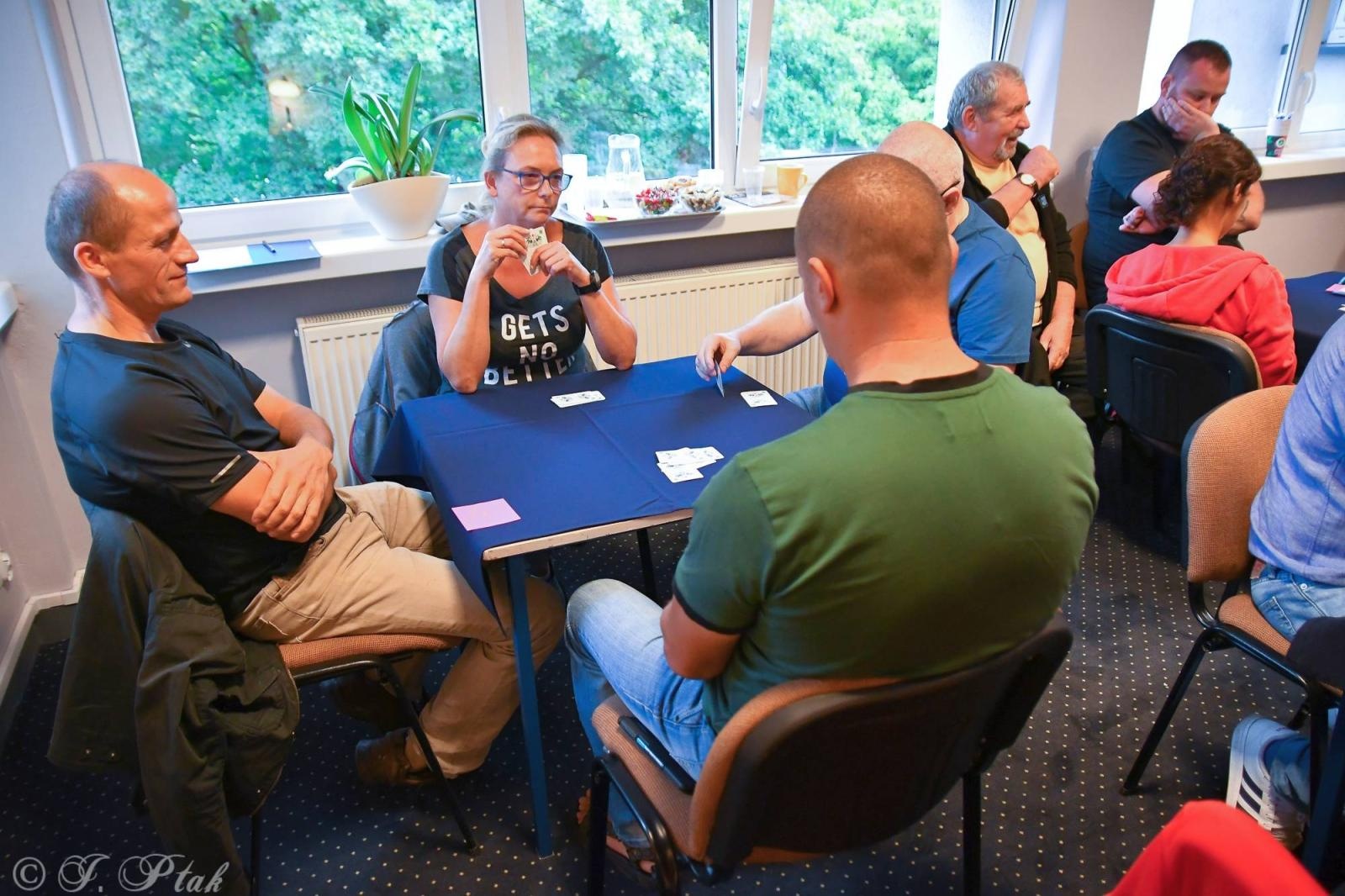 Zdjęcie w galerii na portalu naszraciborz.pl: W PCS-ie wyłonili mistrza gry w tysiąca wiadomości z regionu