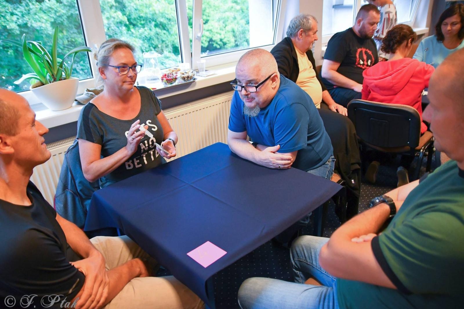 Zdjęcie w galerii na portalu naszraciborz.pl: W PCS-ie wyłonili mistrza gry w tysiąca wiadomości z regionu