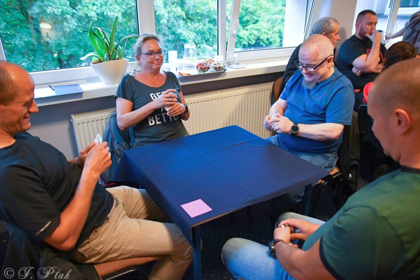 Zdjęcie w galerii na portalu naszraciborz.pl: W PCS-ie wyłonili mistrza gry w tysiąca wiadomości z regionu