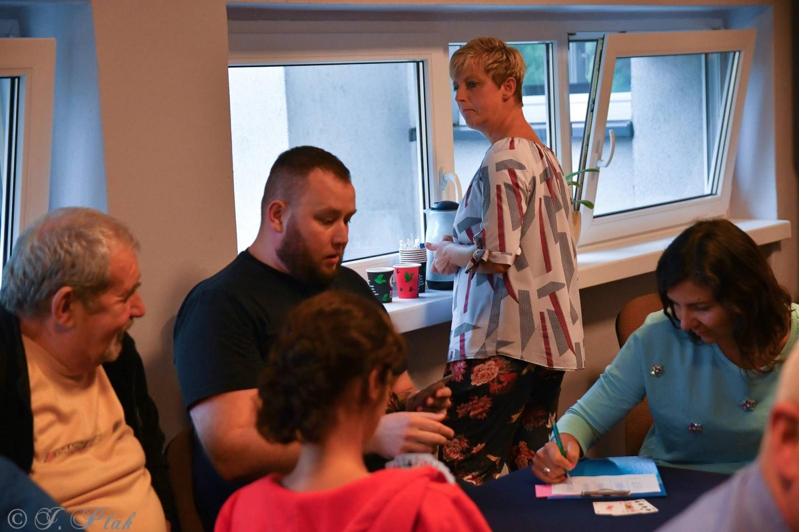 Zdjęcie w galerii na portalu naszraciborz.pl: W PCS-ie wyłonili mistrza gry w tysiąca wiadomości z regionu