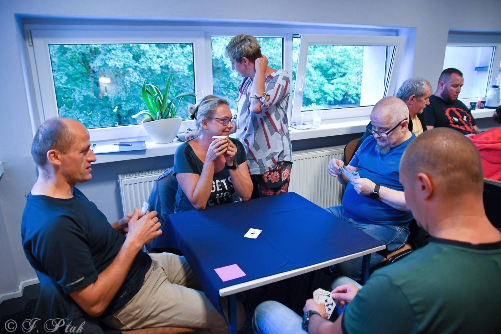 Zdjęcie w galerii na portalu naszraciborz.pl: W PCS-ie wyłonili mistrza gry w tysiąca wiadomości z regionu