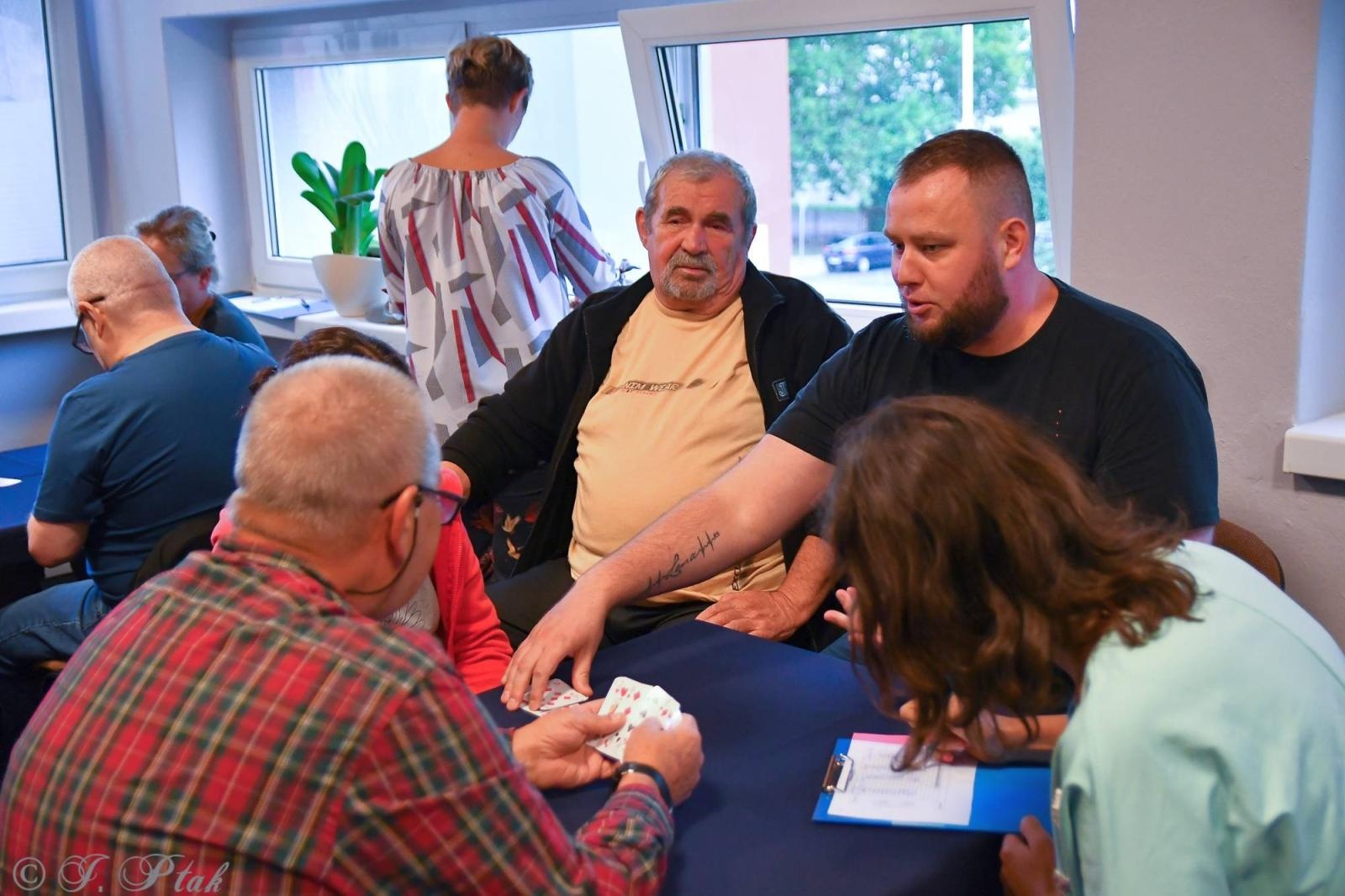Zdjęcie w galerii na portalu naszraciborz.pl: W PCS-ie wyłonili mistrza gry w tysiąca wiadomości z regionu