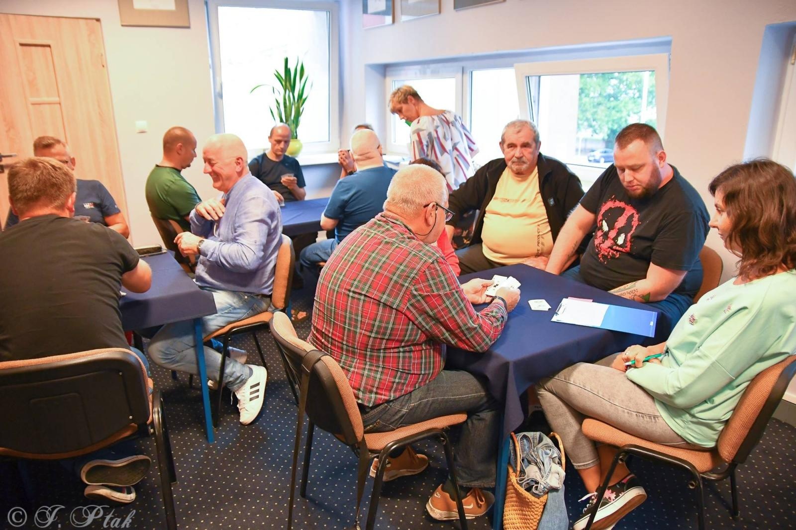 Zdjęcie w galerii na portalu naszraciborz.pl: W PCS-ie wyłonili mistrza gry w tysiąca wiadomości z regionu