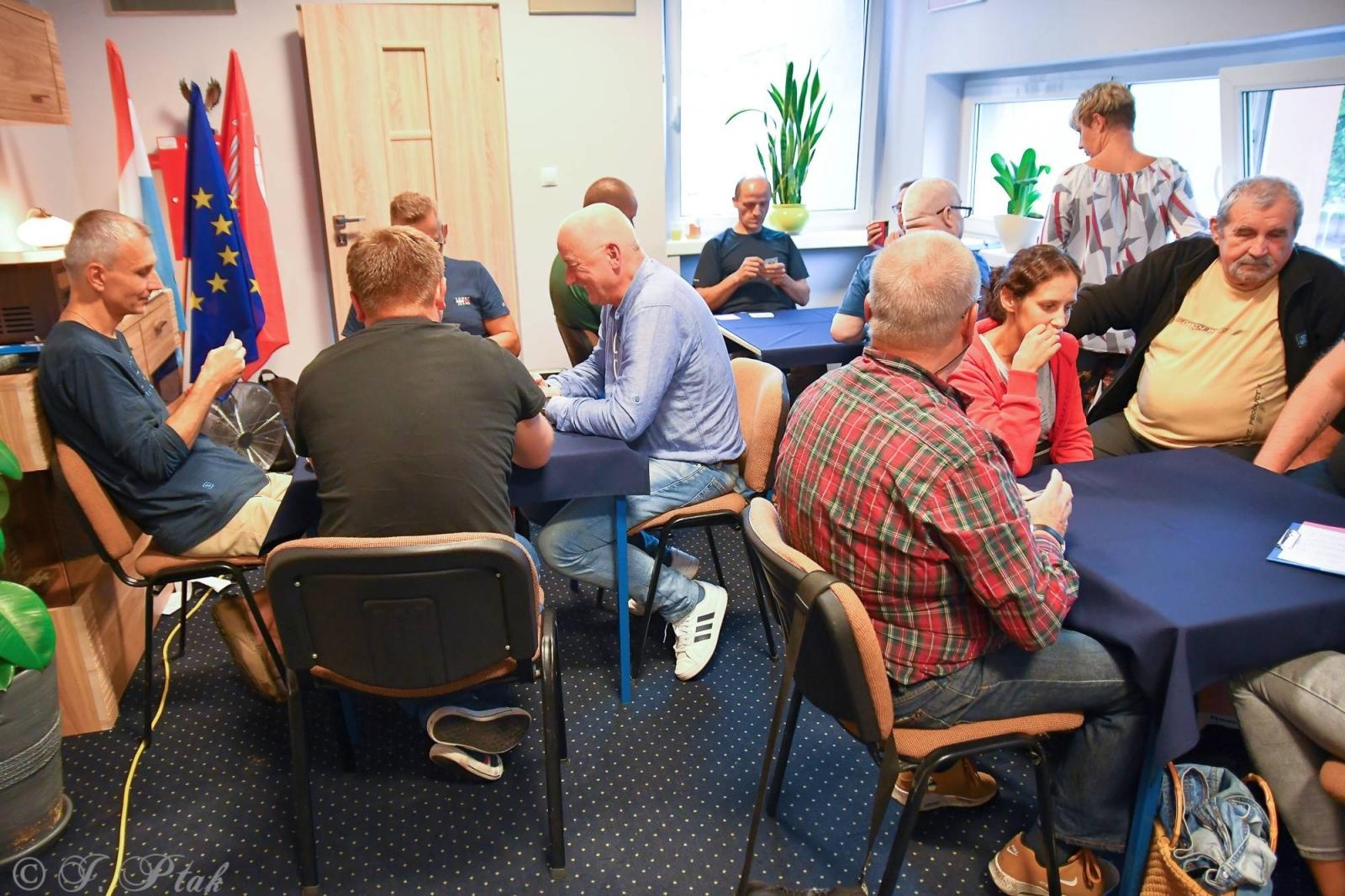 Zdjęcie w galerii na portalu naszraciborz.pl: W PCS-ie wyłonili mistrza gry w tysiąca wiadomości z regionu