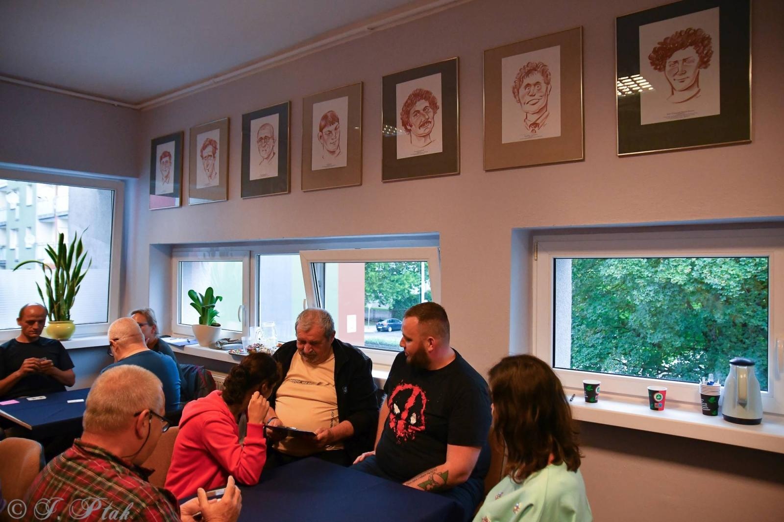 Zdjęcie w galerii na portalu naszraciborz.pl: W PCS-ie wyłonili mistrza gry w tysiąca wiadomości z regionu