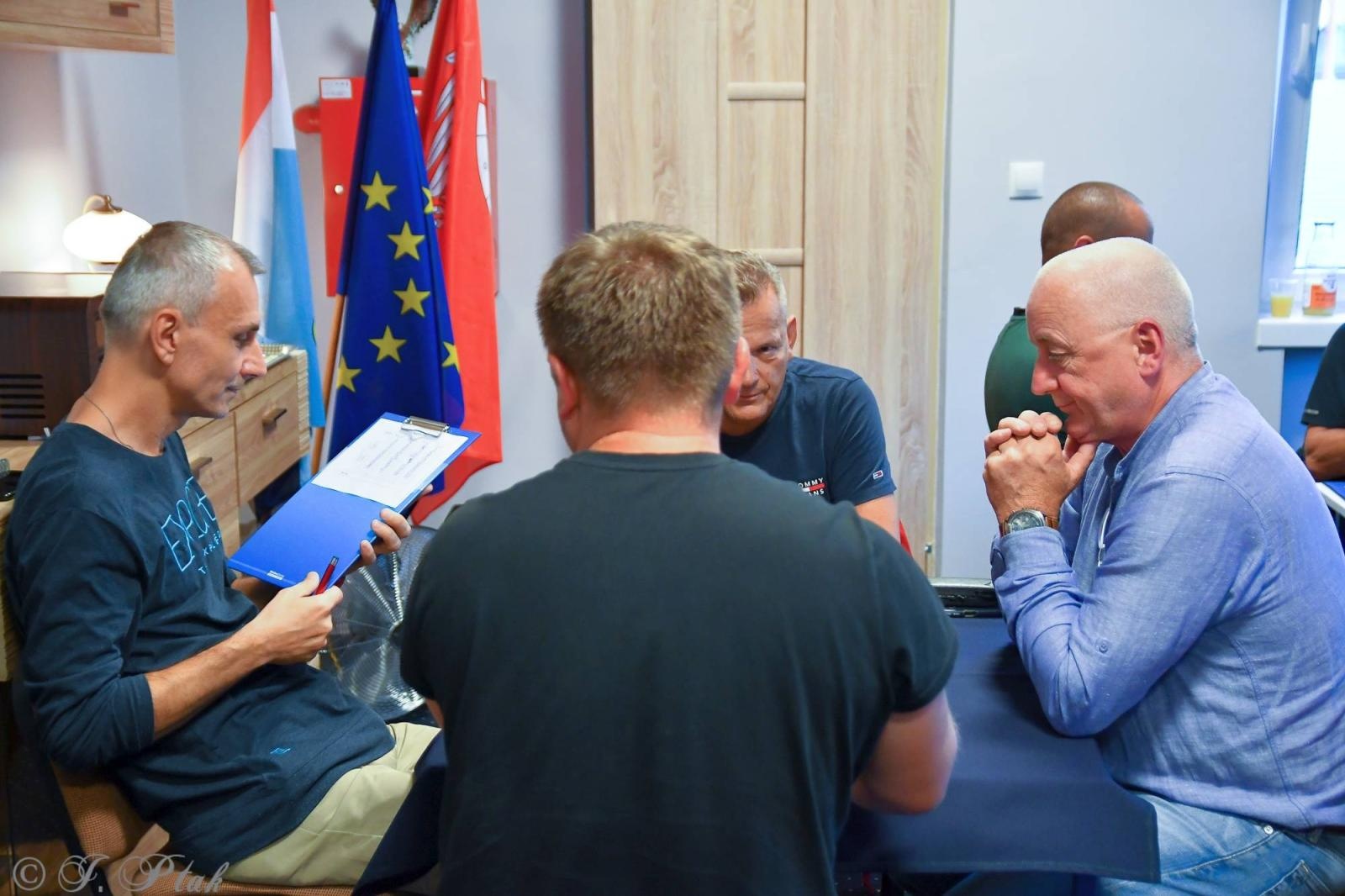 Zdjęcie w galerii na portalu naszraciborz.pl: W PCS-ie wyłonili mistrza gry w tysiąca wiadomości z regionu