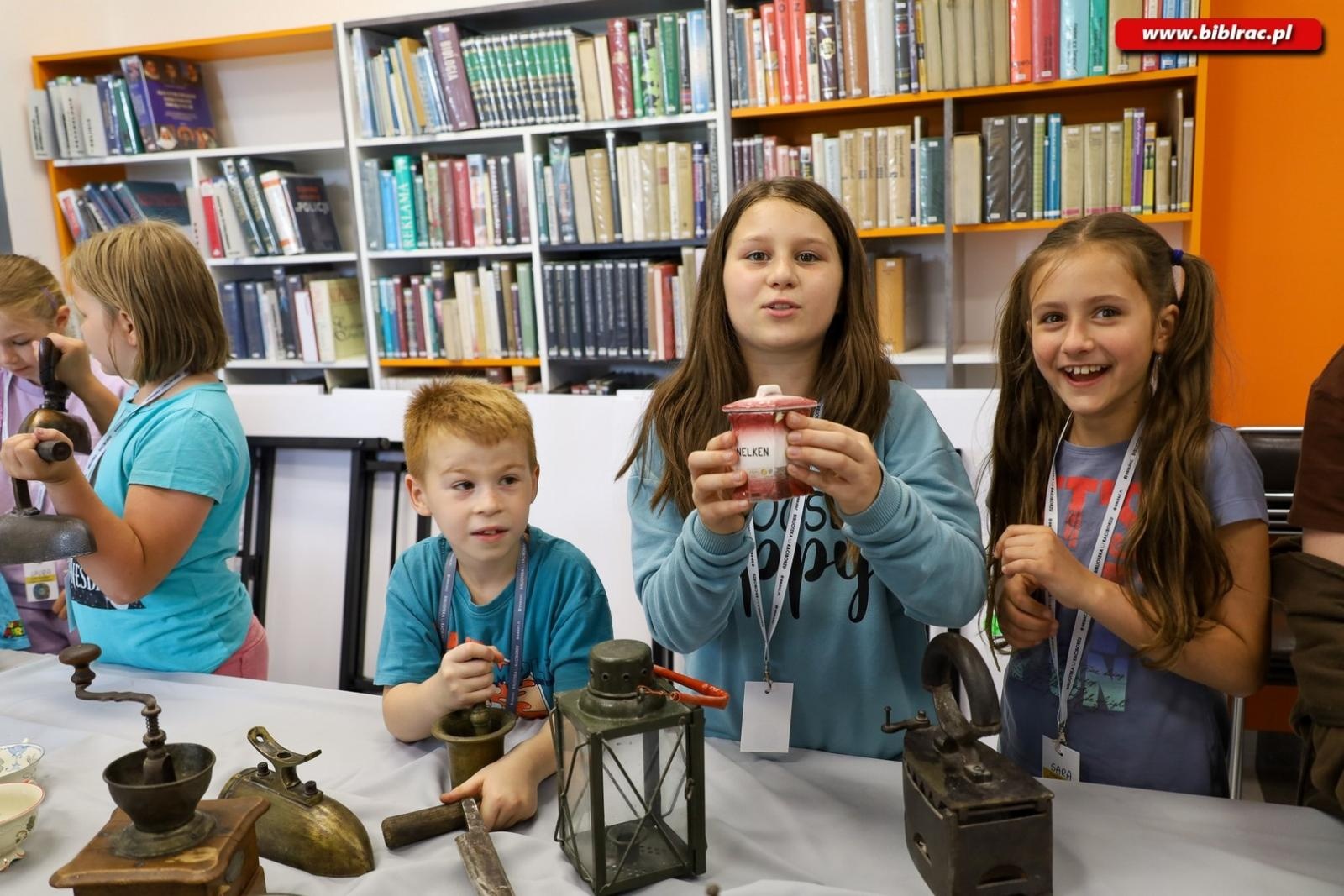 Zdjęcie w galerii na portalu naszraciborz.pl: Ostatni przystanek Letniego Wehikułu Czasu w Bibliotece wiadomości z regionu