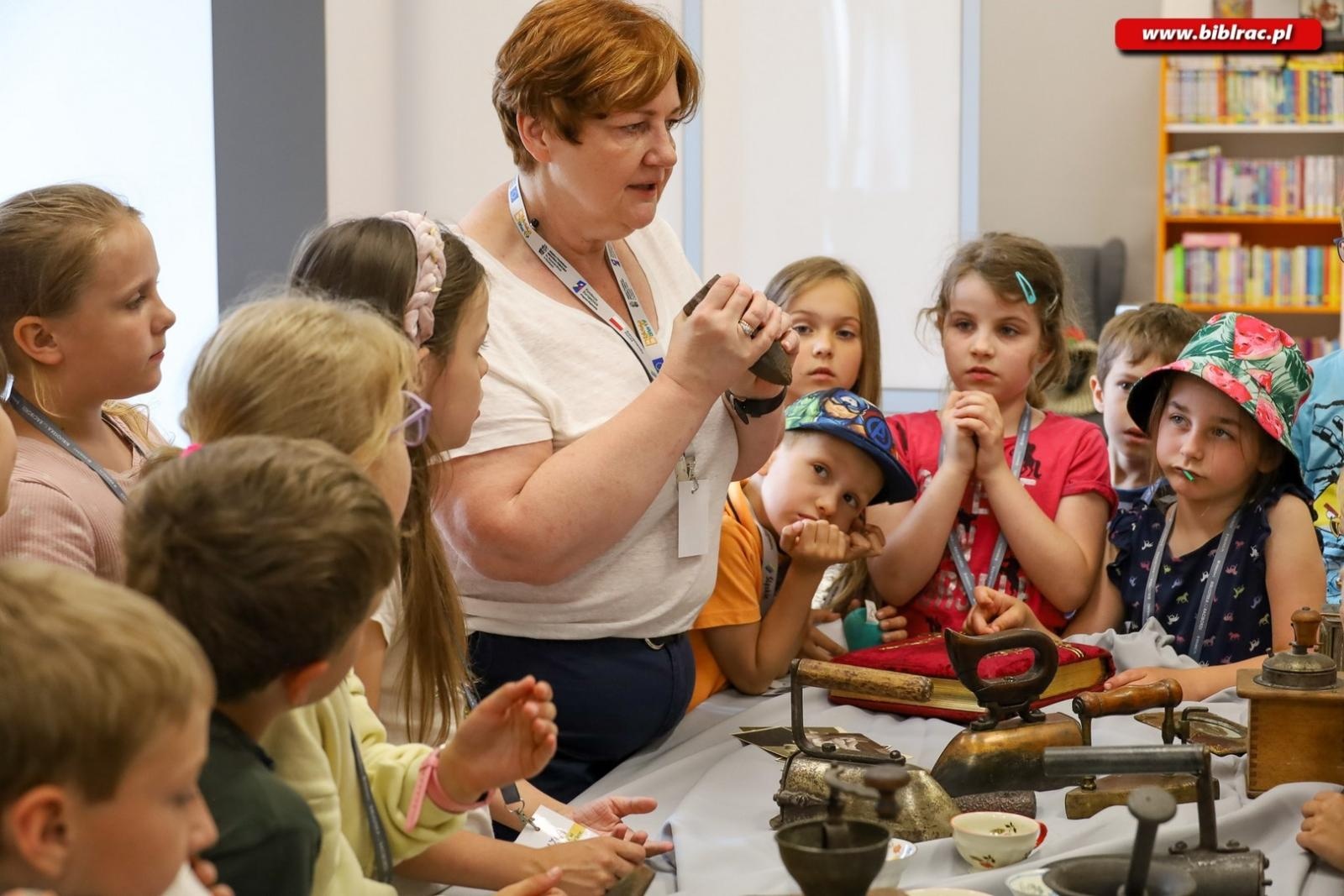 Zdjęcie w galerii na portalu naszraciborz.pl: Ostatni przystanek Letniego Wehikułu Czasu w Bibliotece wiadomości z regionu