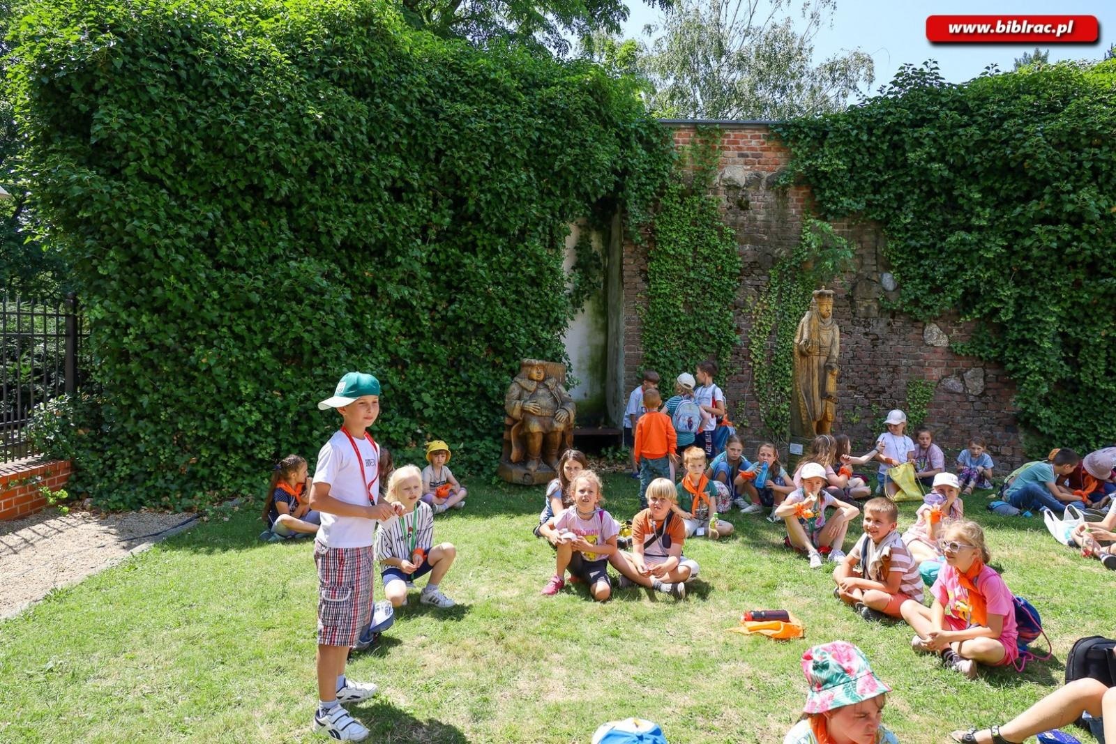 Zdjęcie w galerii na portalu naszraciborz.pl: Ostatni przystanek Letniego Wehikułu Czasu w Bibliotece wiadomości z regionu
