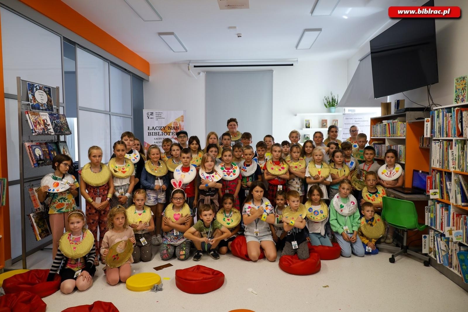 Zdjęcie w galerii na portalu naszraciborz.pl: Ostatni przystanek Letniego Wehikułu Czasu w Bibliotece wiadomości z regionu