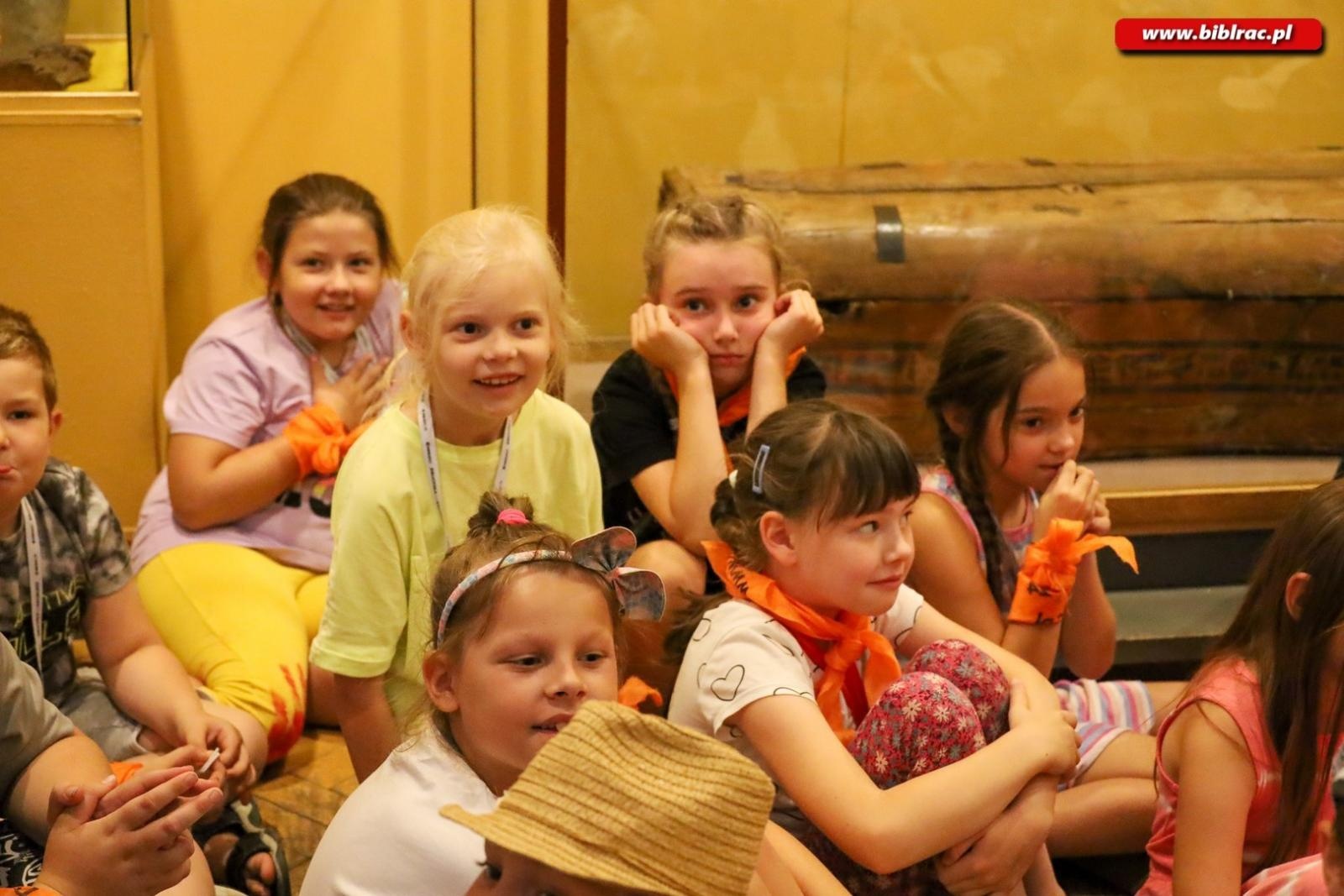 Zdjęcie w galerii na portalu naszraciborz.pl: Ostatni przystanek Letniego Wehikułu Czasu w Bibliotece wiadomości z regionu