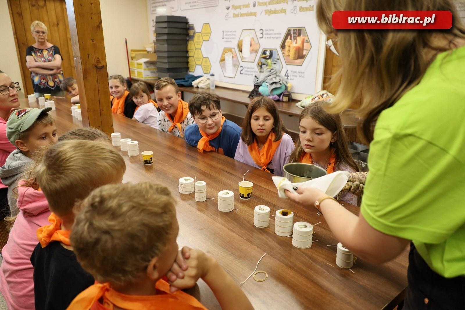 Zdjęcie w galerii na portalu naszraciborz.pl: Ostatni przystanek Letniego Wehikułu Czasu w Bibliotece wiadomości z regionu