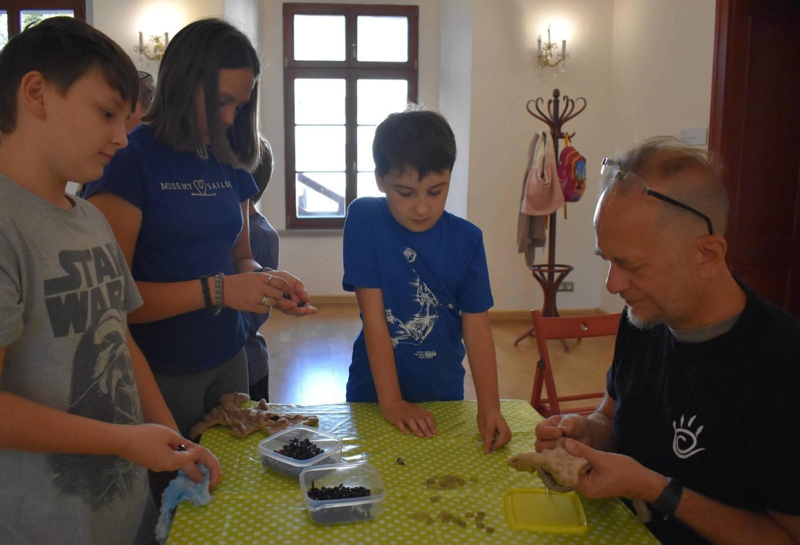 Zdjęcie w galerii na portalu naszraciborz.pl: WAKACJE w POWIECIE 2023. Dodatkowe zajęcia na Zamku Piastowskim za nami wiadomości z regionu