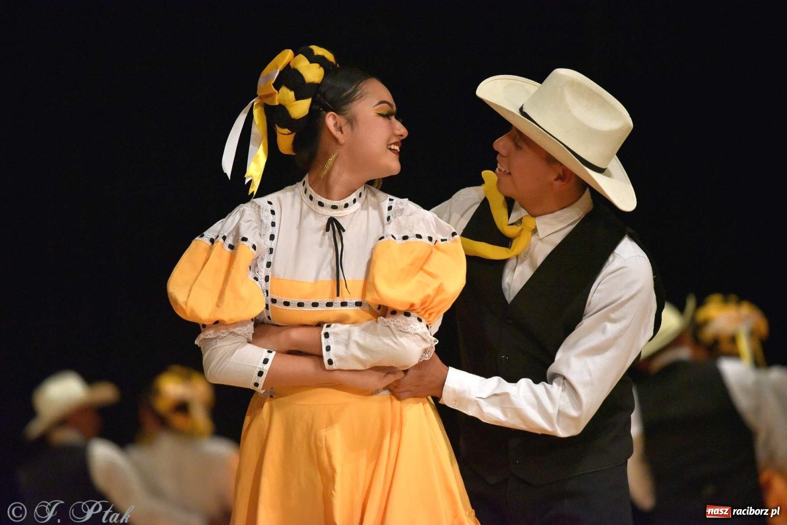 Zdjęcie w galerii na portalu naszraciborz.pl: Śląskie bez granic. Folklor z całego świata zagościł w Raciborzu [FOTO i WIDEO] wiadomości z regionu