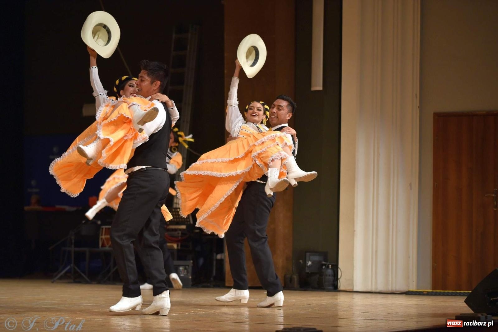 Zdjęcie w galerii na portalu naszraciborz.pl: Śląskie bez granic. Folklor z całego świata zagościł w Raciborzu [FOTO i WIDEO] wiadomości z regionu
