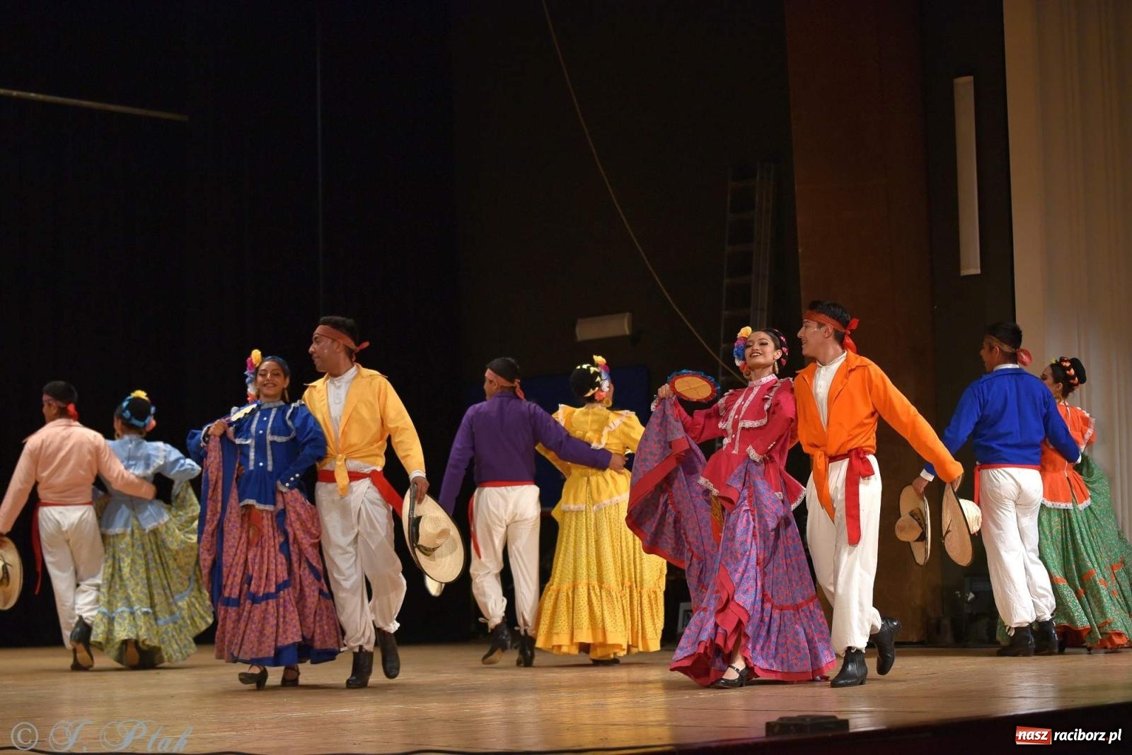 Zdjęcie w galerii na portalu naszraciborz.pl: Śląskie bez granic. Folklor z całego świata zagościł w Raciborzu [FOTO i WIDEO] wiadomości z regionu