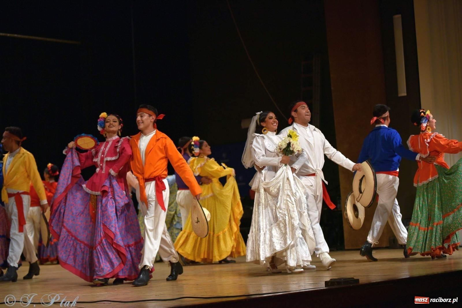 Zdjęcie w galerii na portalu naszraciborz.pl: Śląskie bez granic. Folklor z całego świata zagościł w Raciborzu [FOTO i WIDEO] wiadomości z regionu